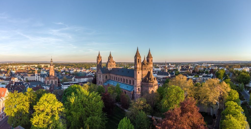 Blick von oben auf den Wormser Dom und die Stadt