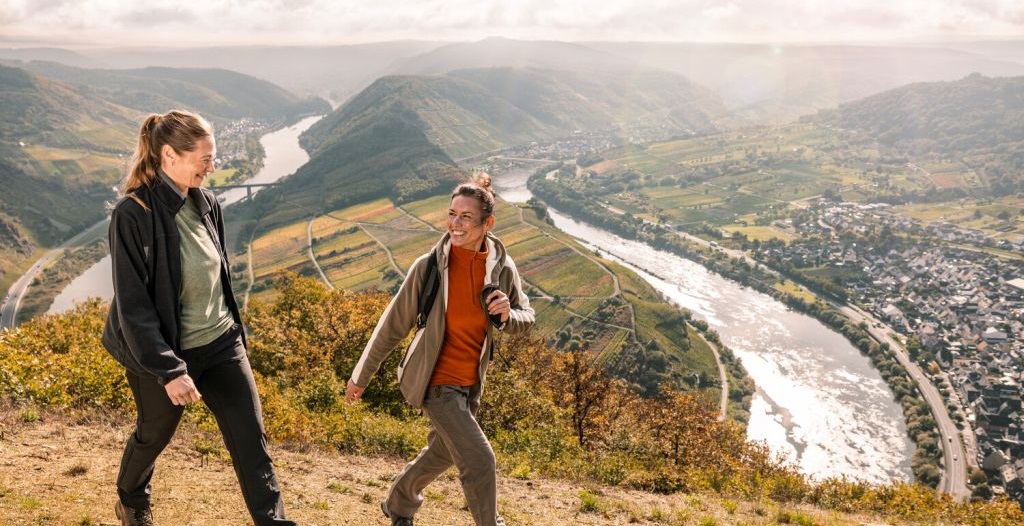 Wanderer am Gipfel des Bremmer Calmont