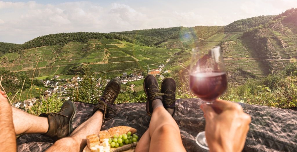 Weingenuss mit Panorama an der Saffenburg im Ahrtal (POV)