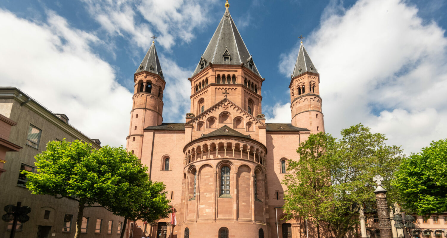 Blick auf den Dom St. Martin in Mainz Der 975 durch Erzbischof Willigis gegründete Dom ist nach dem Speyerer und vor dem Wormser der älteste monumentale Gewölbebau Deutschlands. Der 1239 vollendete Westbau ist eines der großartigsten Werke der deutschen Architektur. Dutzende, von hervorragenden Künstlern geschaffene, Grabdenkmäler zeigen einen repräsentativen Querschnitt durch die Stilepochen von 1249 bis ins 20. Jh.