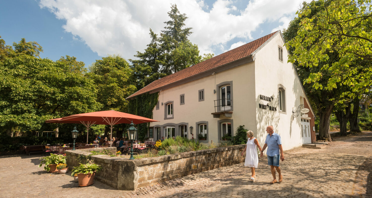 Hotel und Wirtshaus Villa Keller Direkt am Saarufer befindet sich das Hotel und Wirtshaus Villa Keller. Das historische Herrenhaus wurde 1801 von Max Keller erbaut und diente bis 1955 als Lohgerberei. 1997 wurde das Haus von der Familie Keller restauriert und 1998 als Hotel Villa Keller und Wirtshaus wieder eröffnet. Genießen Sie bei einem Glas Wein regionale Köstlichkeiten aus der Küche von Inhaber Wolfgang Müntnich.