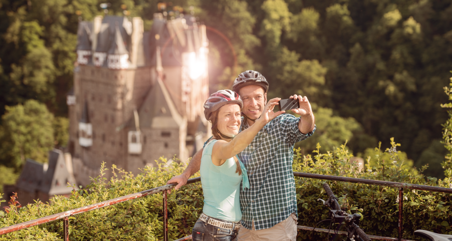 RPT_Digitalisierung_Paar-Selfie_Gold_ret RPT_Digitalisierung_Paar-Selfie_Gold_ret