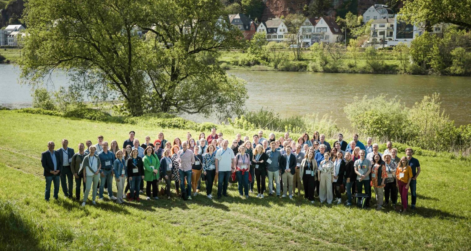 Spannender Branchenaustausch beim Barcamp Tourismusnetzwerk Rheinland-Pfalz Das Barcamp Tourismusnetzwerk Rheinland-Pfalz fand im Mai 2023 bereits zum zehnten Mal statt. Rund 90 Teilnehmer haben sich zwei Tage lang in der Jugendherberge Trier in zahlreichen Sessions branchenübergreifend zu touristischen Themen ausgetauscht, diskutiert und gemeinsam neue Ideen entwickelt. Welche Entwicklungen die Branche derzeit beschäftigen, spiegelt sich vor allem in der Themenplanung wieder. An beiden Tagen legen die Teilnehmer erst vor Ort abhängig von ihren Interessen und Kenntnissen gemeinsam fest, welche Fragestellungen sie in den Sessions besprechen möchten.