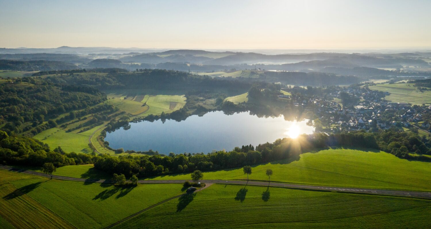 Blick auf das Schalkenmehrener Maar Direkt neben Schalkenmehren liegt das Schalkenmehrener Maar. Es ist das älteste der drei Dauner Maare und entstand vor rund 20.000 bis 30.000 Jahren. Sportlich Ambitionierte können im Maar Angeln und Tretbootfahren. Wer sich nach einer Wanderung rund um das Maar abkühlen möchte, kann dies im Naturfreibad Schalkenmehrener Maar tun.