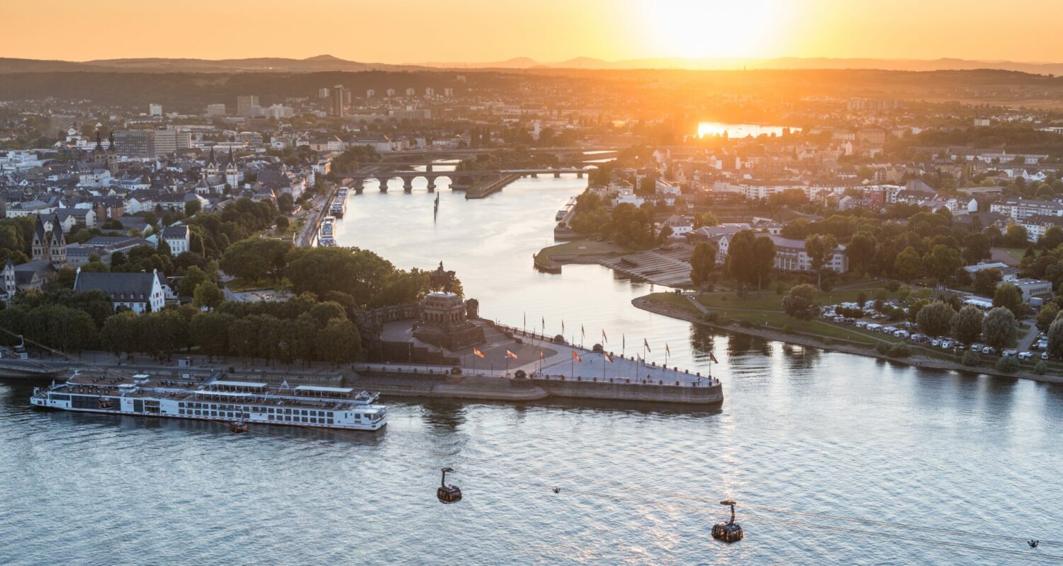 Von der Festung Ehrenbreitstein haben Besucher einen herrlichen Blick auf das Deutsche Eck. Als Deutsches Eck wird das spitz auslaufende Stück Land am Zusammenfluss von Rhein und Mosel genannt. Von hier aus hat man eine herrliche Aussicht auf die Festung Ehrenbreitstein auf der gegenüberliegenden Rheinseite. Der Name "Deutsches Eck" besteht erst seit 1216.