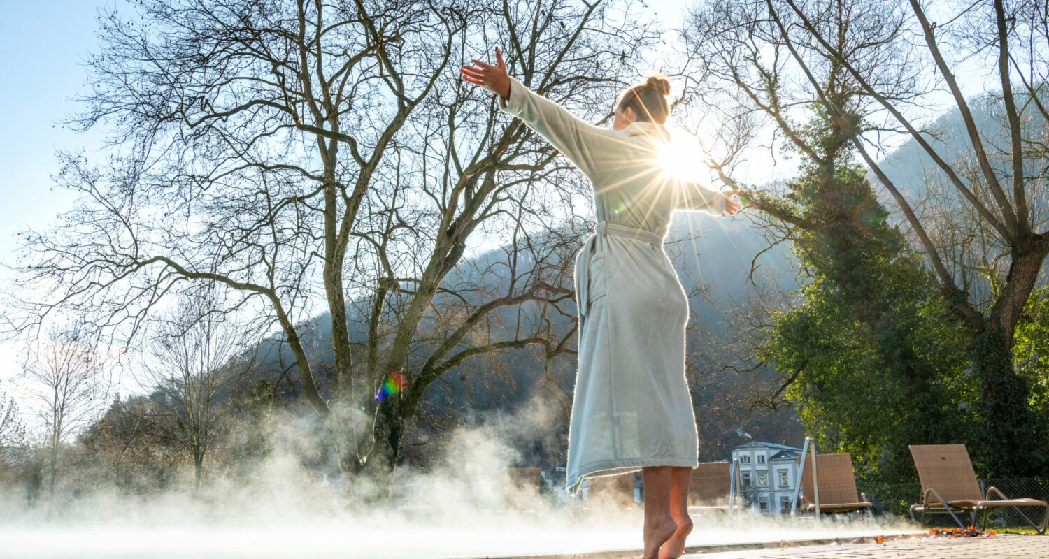 Die Emser Therme, ein Thermalbad in Bad Ems, zeichnet sich durch ihren Fokus auf Gesundheit, Erholung und Wohlbefinden aus. In insgesamt sieben Innen- und Außenbecken mit unterschiedlichen Temperaturen können Sie entspannen und Ihrem Körper etwas Gutes tun. Auch im SaunaPark, welcher eine Vielfalt an Möglichkeiten des Saunierens bietet, findet jeder seinen Lieblingsplatz für eine Auszeit vom Alltag.