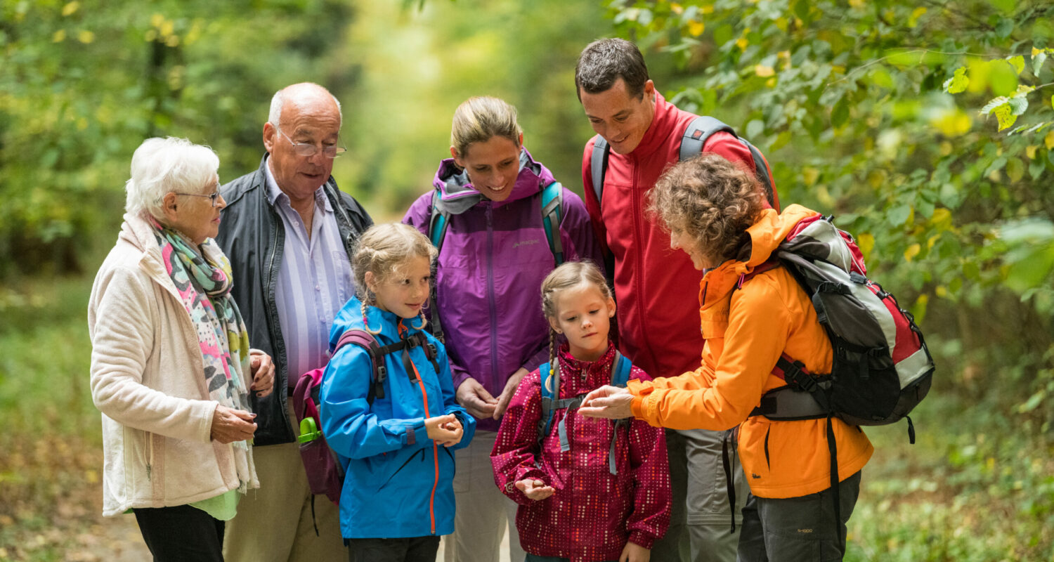 Naturführung mit Rita Landau Im Rahmen des Naturerlebnisses gemeinsam mit Rita Landau erfahren Sie Wissenswertes über Wolf, Luchs, Wildkatze, eingewanderte Pflanzen und Tiere, Land und Leute sowie vieles mehr. Die scheue Wildkatze, das Phantom unserer Wälder, ist im Naturpark Nassau zu Hause und auch Wolf und Luchs wurden bereits im Westerwald gesichtet.