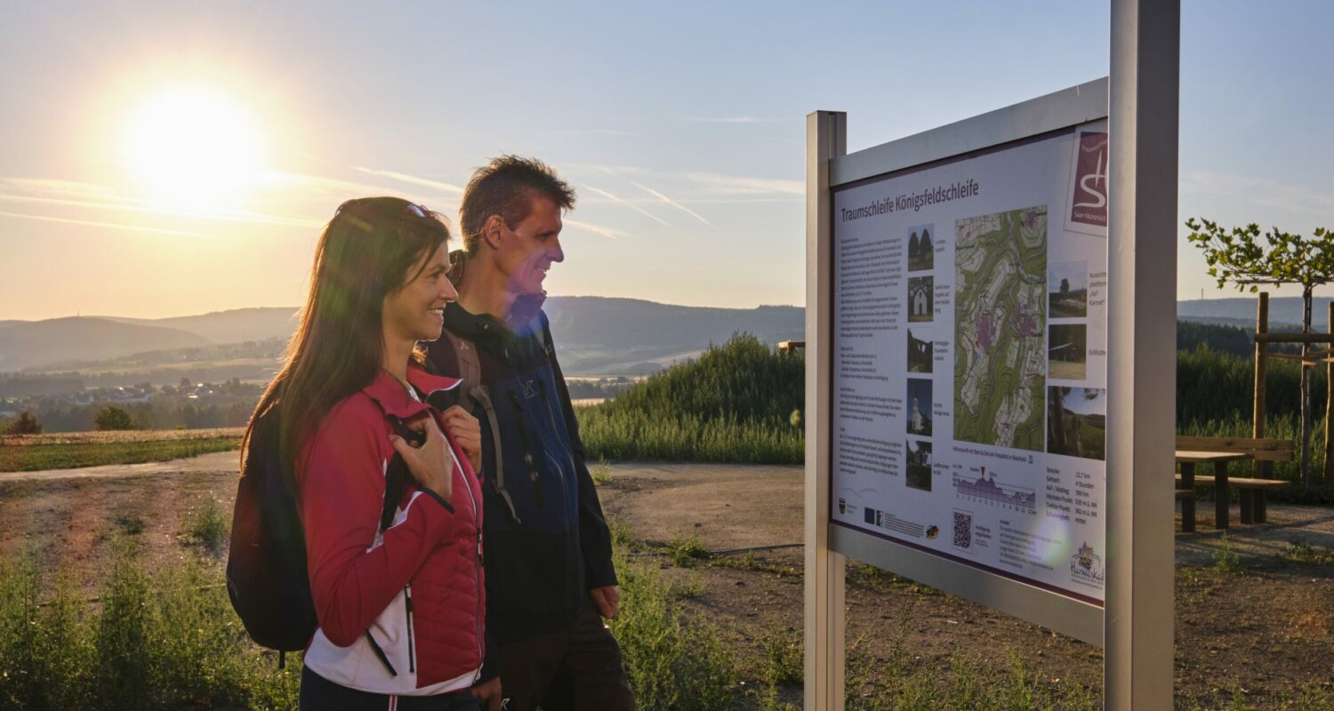 Wanderer auf der Traumschleife Königsfeldschleife Die Traumschleife Königsfeldschleife ist ein 13 Kilometer langer Premiumwanderweg, der in Rascheid im Hunsrück startet. Auf der Strecke liegt auch der Aussichtsturm Nationalparkblick.