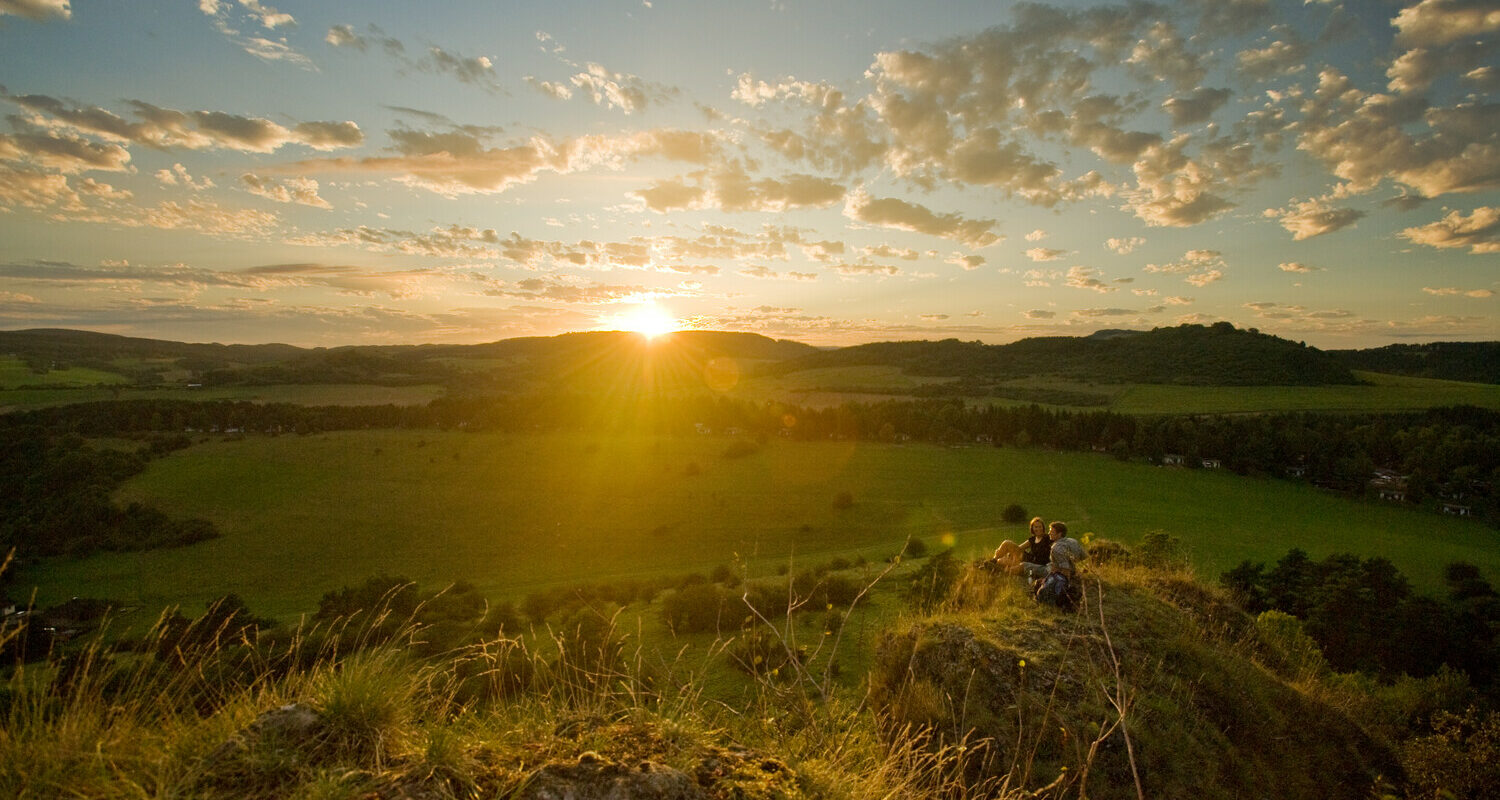 Abendsonne über dem Eifelsteig 313 km ist der Wanderweg Eifelsteig lang und führt dabei quer durch die Eifel von Aachen, der Krönungsstadt Kaiser Karls des Großen, bis in die römische Kaiserstadt Trier. "Wo Fels und Wasser Dich begleiten“ ist das Motto des Eifelsteiges, die immer wiederkehrende Kombination von beidem ist ureigenes Wesensmerkmal und begleitet einen fortwährend auf seiner Wandertour durch die Eifel.