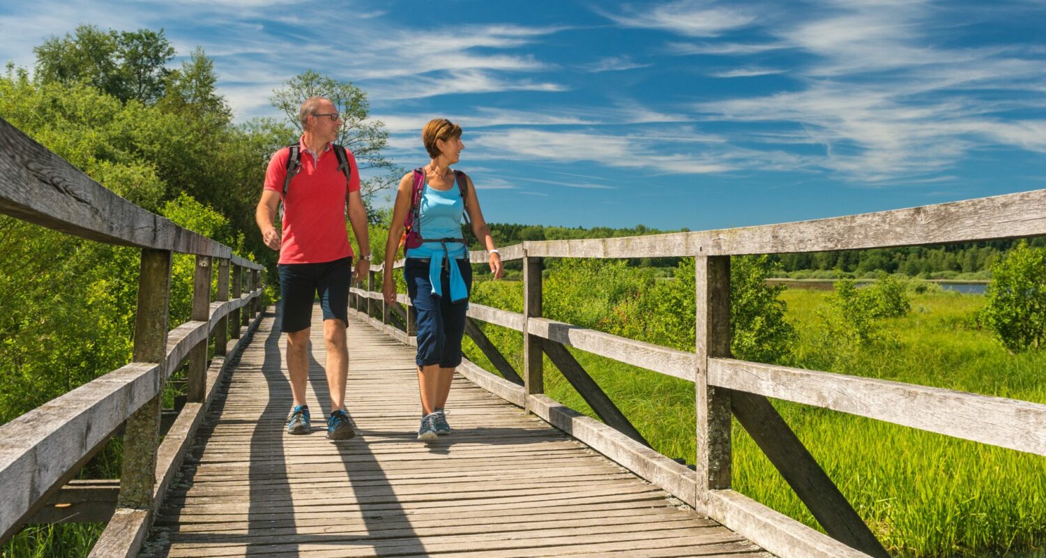 Paar beim Wandern am Dreifelder Weiher Paar beim Wandern am Dreifelder Weiher