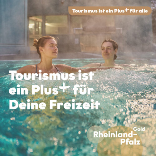 Tourismus ist ein Plus für deine Freizeit Kampagnenmotiv Tourismus ist ein Plus für deine Freizeit: Zwei Frauen genießen den Aufenthalt in einem Whirlpool.
