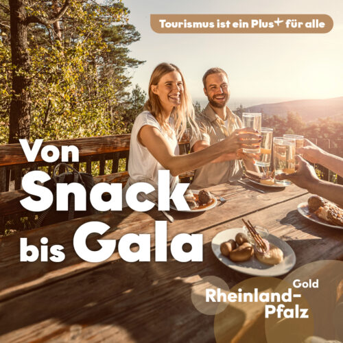 Tourismus Plus Snack bis Gala Kampagnenmotiv Tourismus ist ein Plus für den kulinarischen Genuss: Zwei Personen stoßen an einem gedeckten Tisch im Freien mit Getränken an.