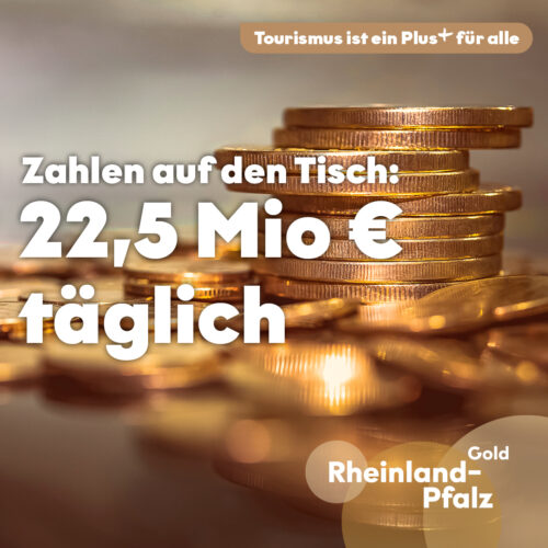 240209 RPT B2B Grafik Zahlen auf den Tisch Kampagnenmotiv zum Thema Tourismus ist ein Plus für die Wirtschaft: 22,5 Mio € täglich. Das Bild zeigt einen Stapel aus Münzen.