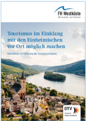 Titel Broschüre - Tourismus im Einklang ...170breit Titelseite der Broschüre „Tourismus im Einklang mit den Einheimischen vor Ort möglich machen“ mit Blick auf einen Ort am Fluss in einer Hügellandschaft