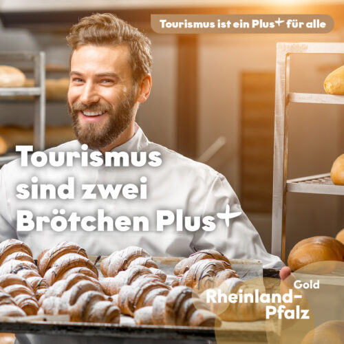 Tourismus Plus 2 Brötchen plus_ Instagram quadratisch Kampagnenmotiv zum Thema Tourismus sind zwei Brötchen Plus: Ein Bäcker hält ein Blech mit frischen Croissants in der Hand.