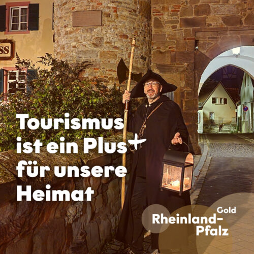 240209 RPT B2B Plus für unsere Heimat_16 12 24 Kampagnenmotiv zum Thema Tourismus ist ein Plus für unsere Heimat: Ein historisch gekleideter Nachtwächter mit einer Laterne vor einem alten Stadttor.