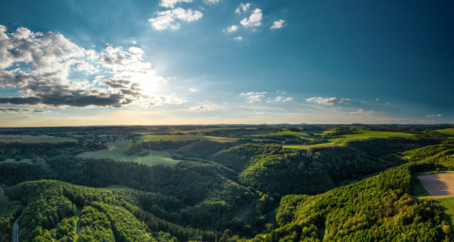 Eifellandschaft bei Lutzerath Von der Aussichtsplattform Achterhöhe am Siebenbachblick bei Lutzerath sieht man den Üssbach sieben Mal durch die Bäume blitzen. Die Aussichtsplattform ist in den Erlebnisweg Achterhöhe eingebunden und aus diesem Grund nur zu Fuß erreichbar.