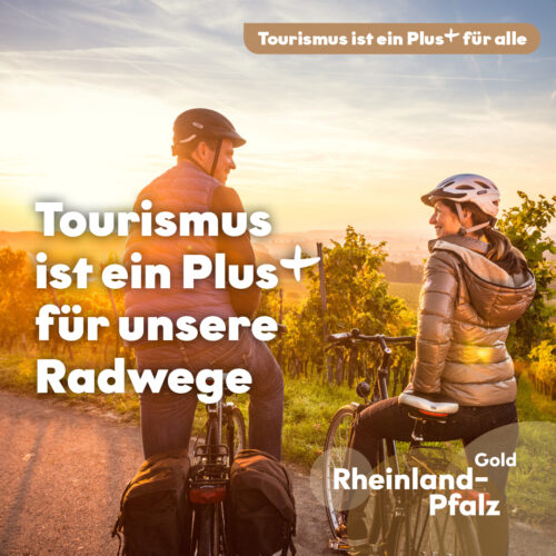 Tourismus Plus Radwege_Instagram Kampagnenmotiv zum Thema Tourismus ist ein Plus für unsere Radwege: 2 Radfahrer stehen auf einem Radweg am Rande eines Weinbergs.
