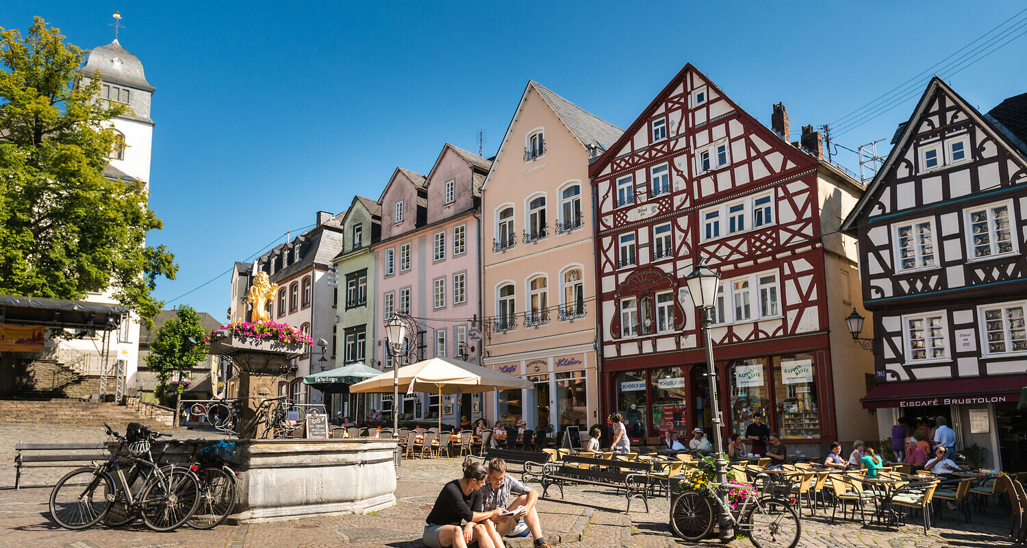 Auf dem Nister-Radweg durch den Westerwald Der 70 Kilometer lange Nister-Radweg führt am gleichnamigen Fluss entlang durch den Westerwald und seine Landschaften. Zu den schönsen Stationen auf dem Weg gehört die Kleinstadt Hachenburg mit den Fachwerkhäusern auf dem Marktplatz.
