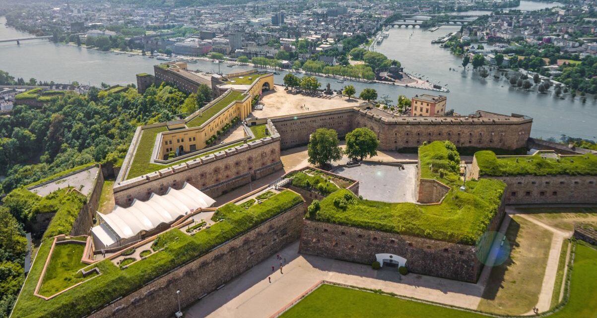 Blick auf die Festung Ehrenbreitstein und die Stadt Koblenz (c)Lufthelden_GDKE_RPT-Gold Blick auf die Festung Ehrenbreitstein und die Stadt Koblenz (c)Lufthelden_GDKE_RPT-Gold