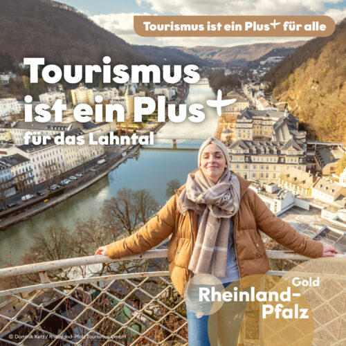 Tourismus Plus Lahntal Kampagnenmotiv Tourismus ist ein Plus für das Lahntal: Eine Frau steht auf einer Aussichtsplattform über dem Lahntal mit Blick auf Lahn und Bas Ems.