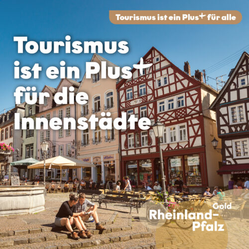 Tourismus Plus für Innenstädte_Instagram Kampagnenmotiv Tourismus ist ein Plus für die Innenstädte: Belebter Altstadtplatz mit Fachwerkhäusern.