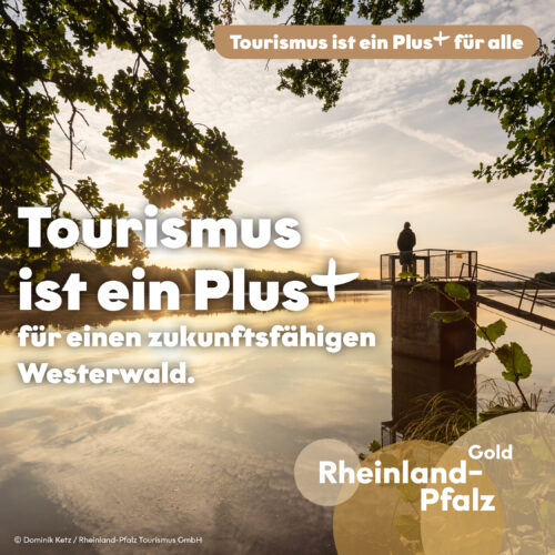 Westerwald_Instagram Kampagnenmotiv Tourismus ist ein Plus für einen zukunftsfähigen Westerwald: Eine Person steht auf einer Plattform an einem ruhigen Gewässer im Westerwald bei Sonnenuntergang.