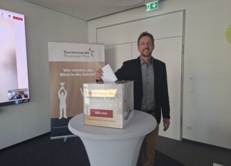 Stefan Zindler (RPT) beim Gang zur Wahlurne