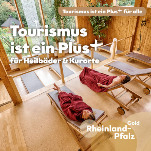 THV_Instagram Kampagnenmotiv Tourismus ist ein Plus für Heilbäder und Kurorte: Zwei Personen auf Liegen in einem Wellnessbereich.