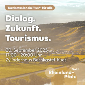 258AFA~1 Grafik zur Veranstaltung „Dialog. Zukunft. Tourismus.“ am 30. September 2025 in Bernkastel-Kues vor einer Weinbergslandschaft.