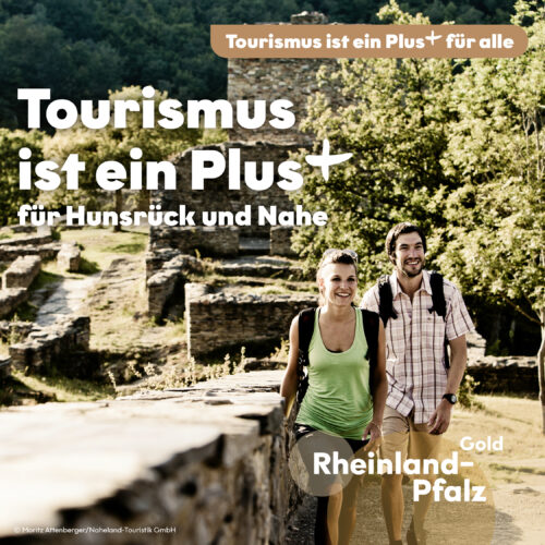 Plus für Regionen_ Hunsrück_Nahe Instagram Kampagnenmotiv Tourismus ist ein Plus für Hunsrück und Nahe: Zwei Wanderer bewegen sich durch historische Ruinen in einer grünen Landschaft.
