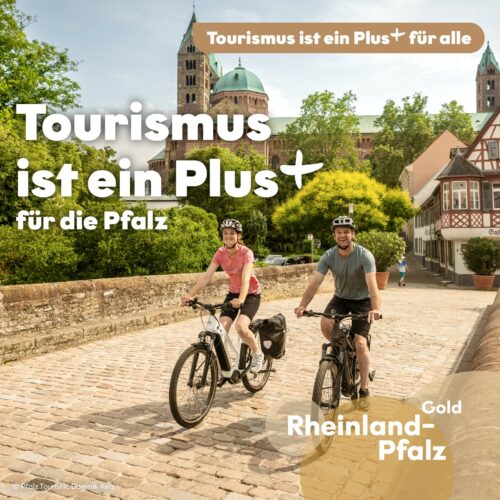 thumbnail_250605 RPT Informationsoffensive Pfalz_Instagram Kampagnenmotiv Tourismus ist ein Plus für die Pfalz: Zwei Personen fahren mit Fahrrädern über eine historische Brücke in Speyer.