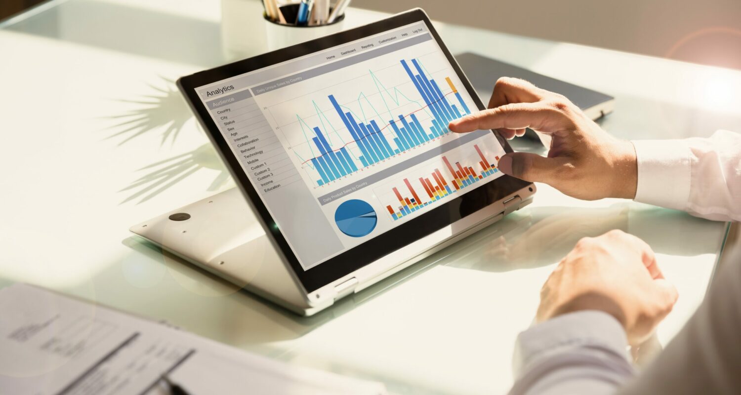 Laptop mit Statistischen Grafiken auf dem Desktop​