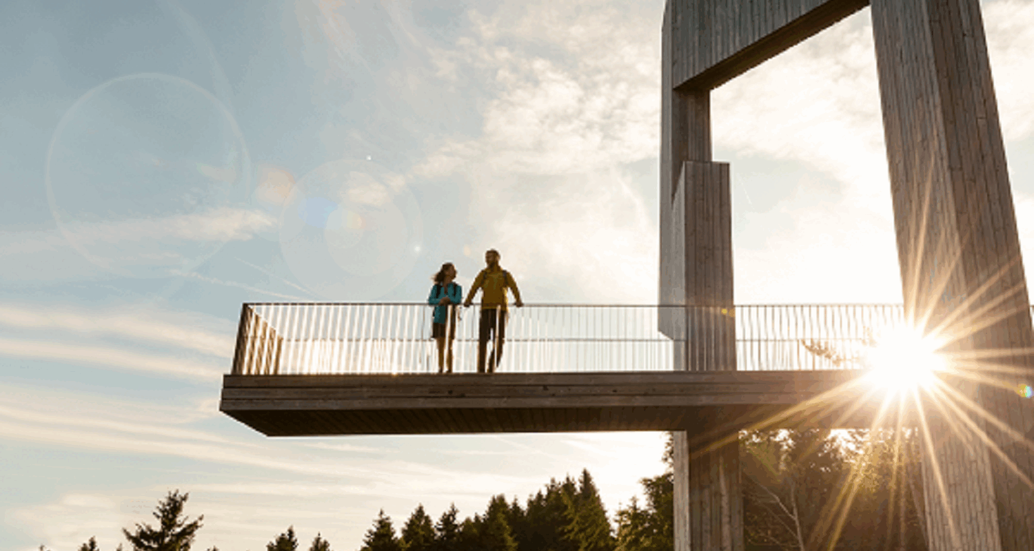 Zwei Menschen auf der Aussichtsplattform „Windklang“ im Hunsrück zur Illustration des Handlungsfeldes touristische Infrastruktur​