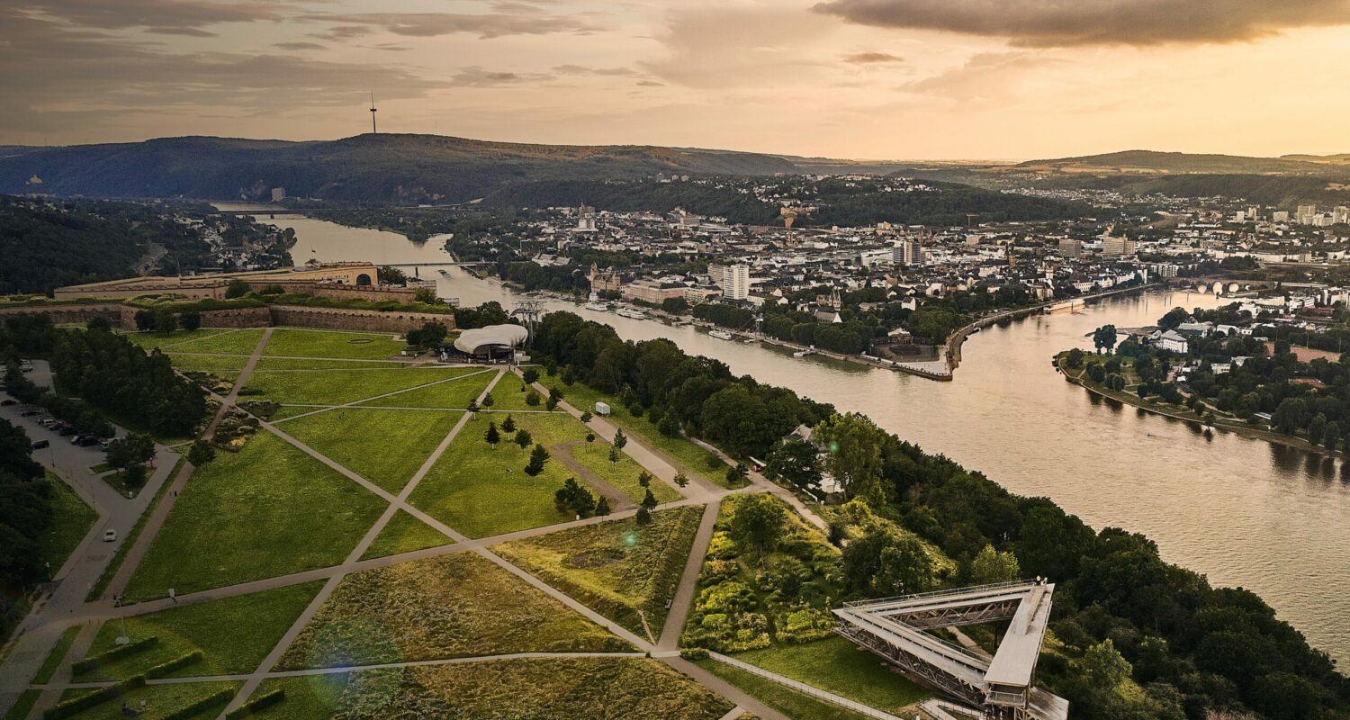 Die Festung Ehreinbreitstein mit Blick auf das Deutsche Eck von Koblenz.