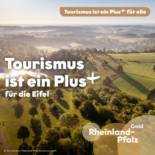 250526 RPT Informationsoffensive Eifel_Instagram Kampagnenmotiv Tourismus ist ein Plus für die Eifel: Luftaufnahme einer hügeligen Landschaft der Eifel mit Feldern, Bäumen und Ortschaften