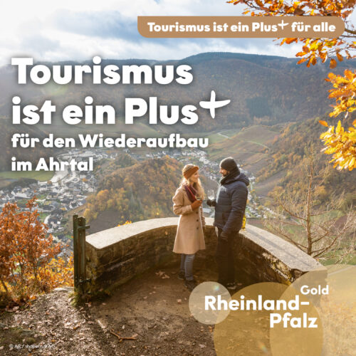 250626 RPT Informationsoffensive Ahrtal_Instagram Kampagnenmotiv Tourismus ist ein Plus für den Wiederaufbau im Ahrtal: Zwei Personen stehen auf einer Aussichtsplattform mit Blick auf das Ahrtal.