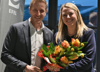 Landrat Markus Ramers heißt Bürgermeisterin Anna Carina Krebs im Aufsichtsrat willkommen.