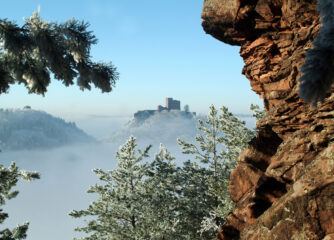 Burg Trifels bei Annweiler inmitten einer Schneelandschaft im Winter