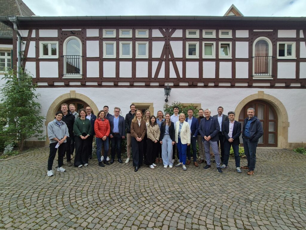 Gruppenfoto 2. Partnertreffen Interreg in Deidesheim