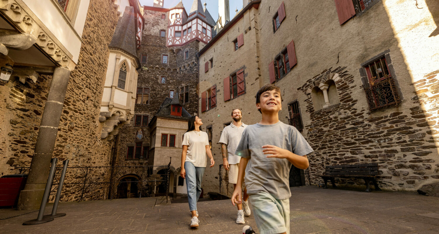 Führung durch Burg Eltz mit der Familie Gut versteckt mitten im Wald auf einem Felssporn liegt sie – imposant, anmutend und unbeschadet: die hochmittelalterliche Burg Eltz aus dem 12. Jahrhundert. Zwischen April und November kann man diesen Geheimnissen im Rahmen einer geführten 45-minütigen Tour auf den Grund gehen und viel Spannendes über die Burg und die Burgherren erfahren.
